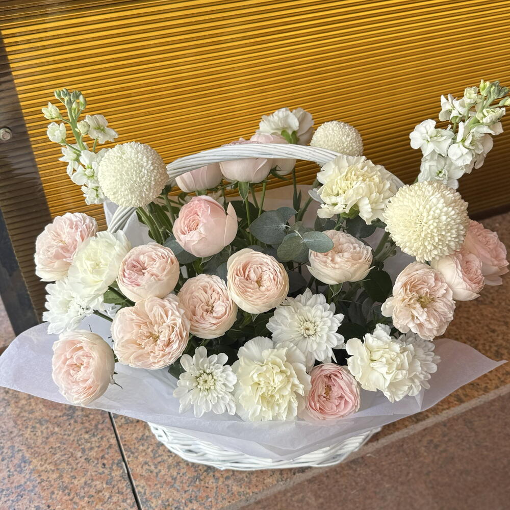 Средняя корзина с кустовыми розами, момокой, маттиолой