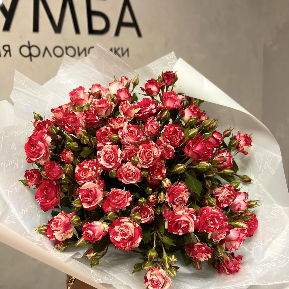 Яркий букет из кустовой розы 9штук