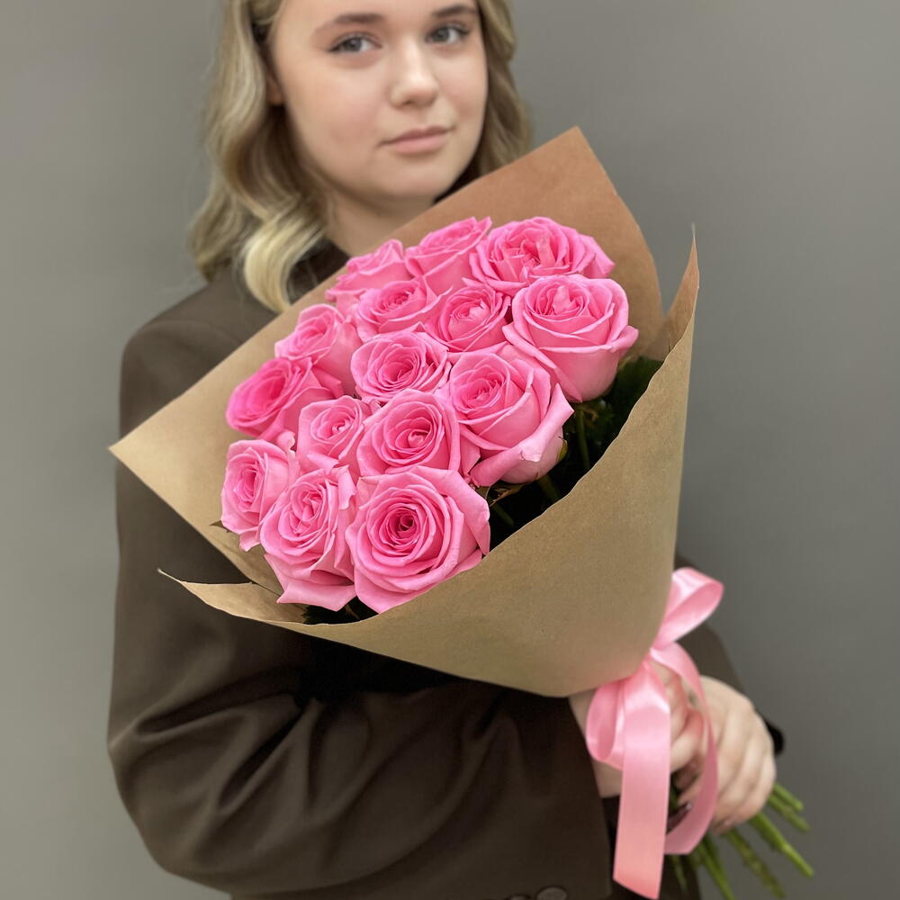 Розовые розы в крафте