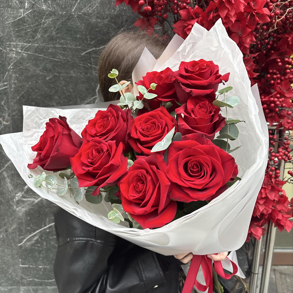 Красные розы с эвкалиптом 🌹