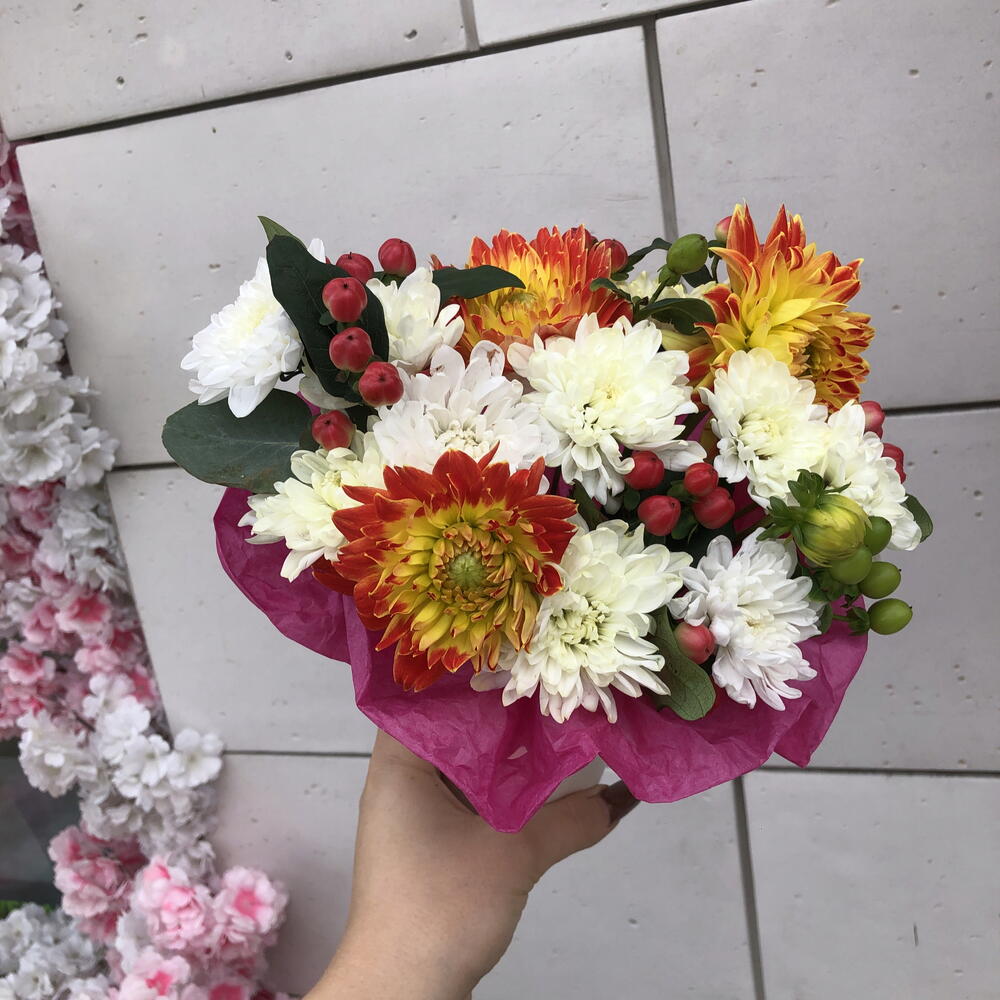 Композиция с Гиперикумом и георгинами