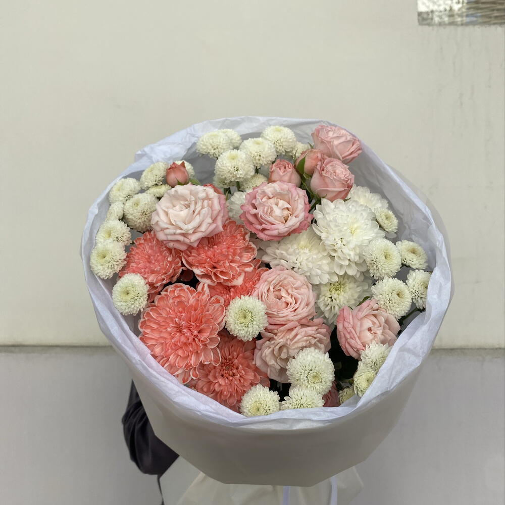 Пышный букет из кустовых роз, ньютона и кустовых хризантем