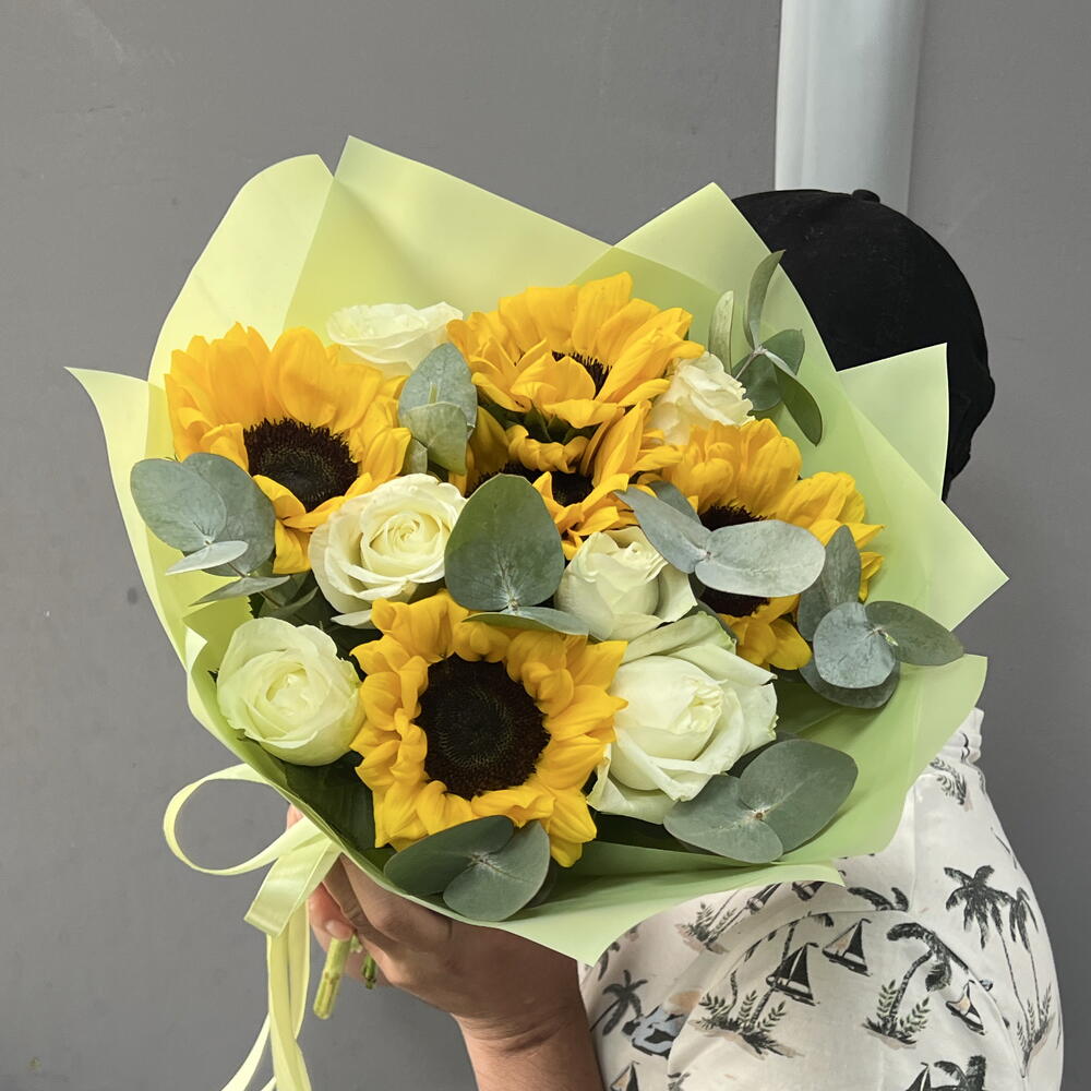 Подсолнухи с розами