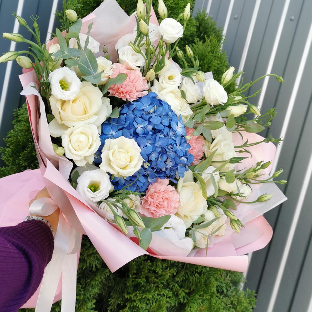 Букет из роз, эустом и гортензии🌸