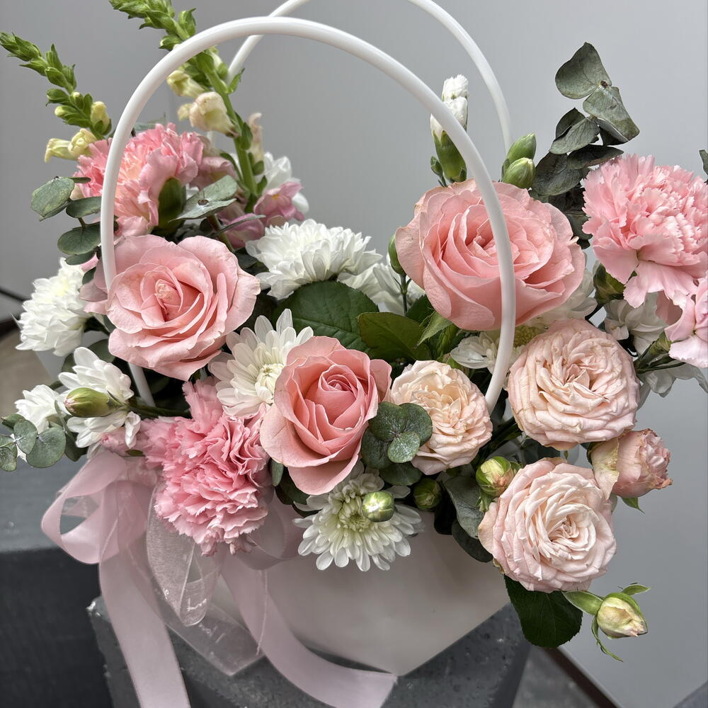 Композиция: розовый секрет 🎀из пионовидных роз, антириниума, хризантем, одноголовых роз, диантусов и эвкалипта