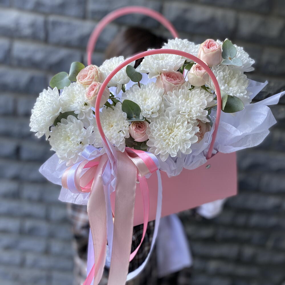 Композиция с кустовыми розами в коробке🥰