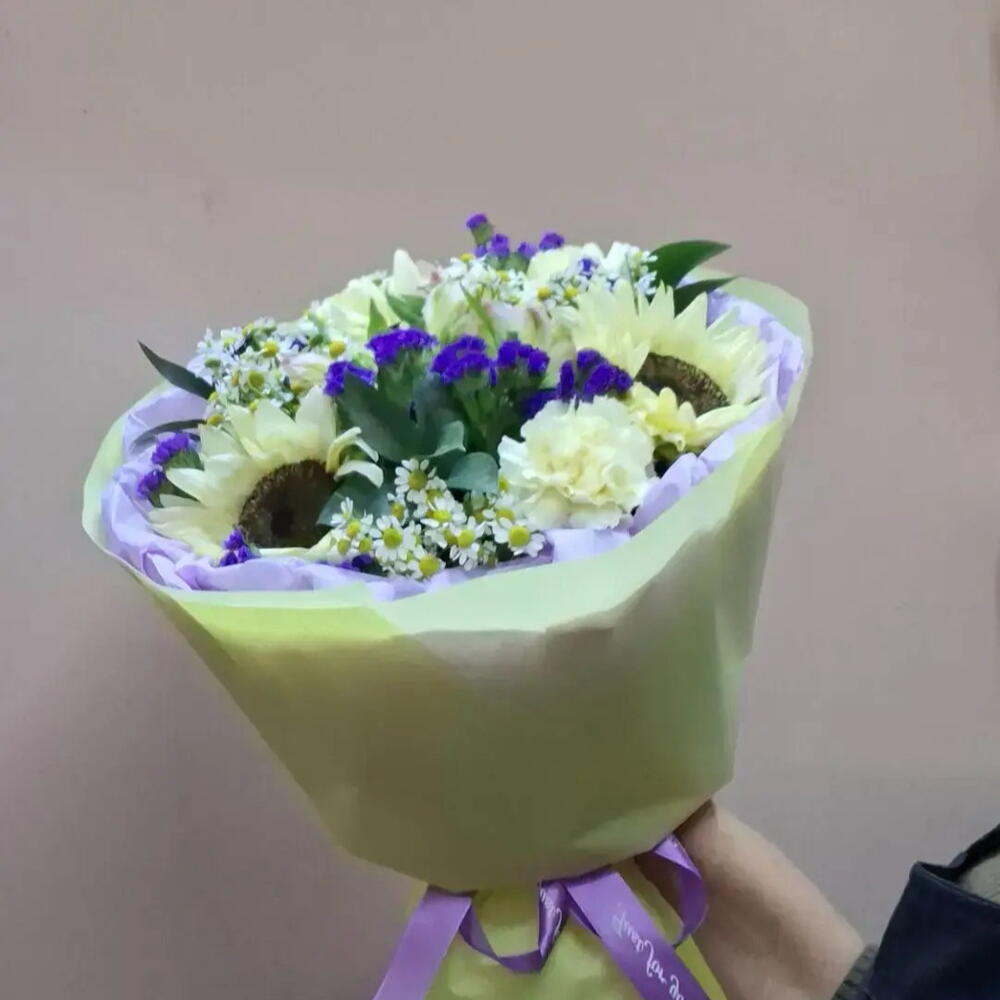 Букет с подсолнухами, статицей, альстромерией