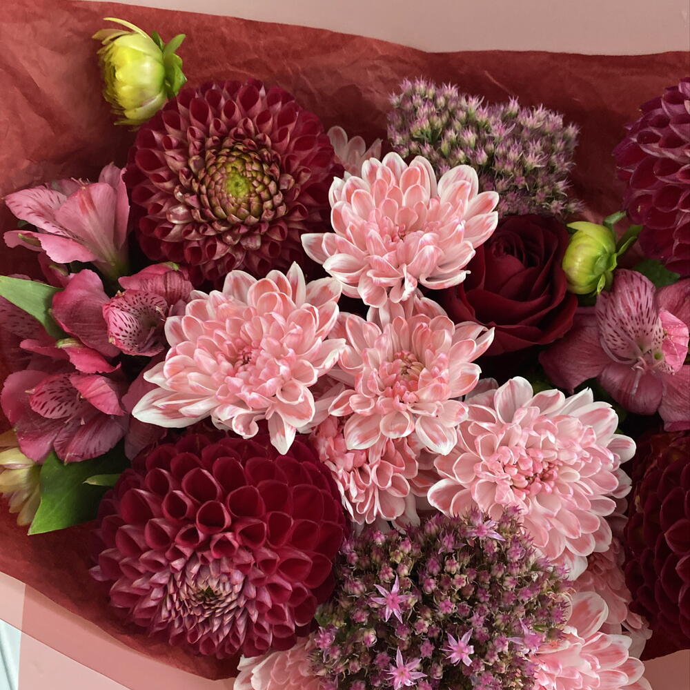 Букет с осенними георгинами,альстромерией,седумом🌺🎀🌸
