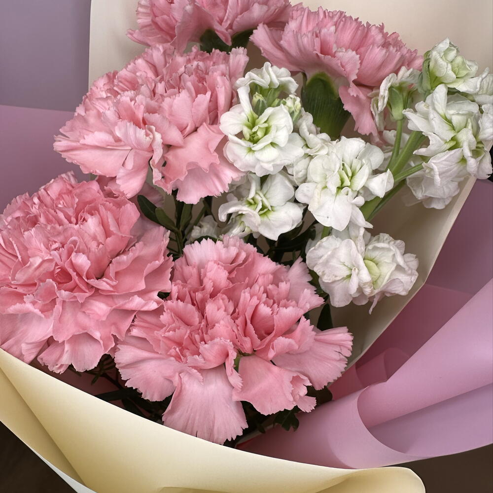 Букет-комплимент из диантусов и маттиолы 💞