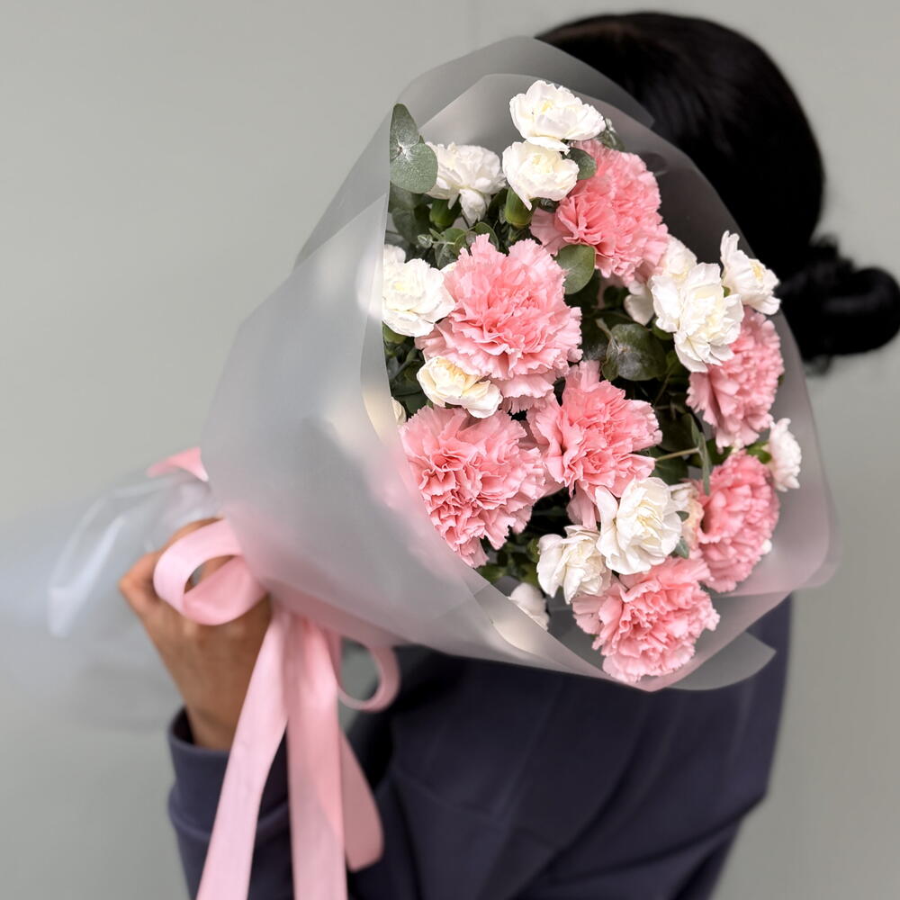 Стойкий букет «Утро в саду мадам Клэр🌸» из диантусов 💐