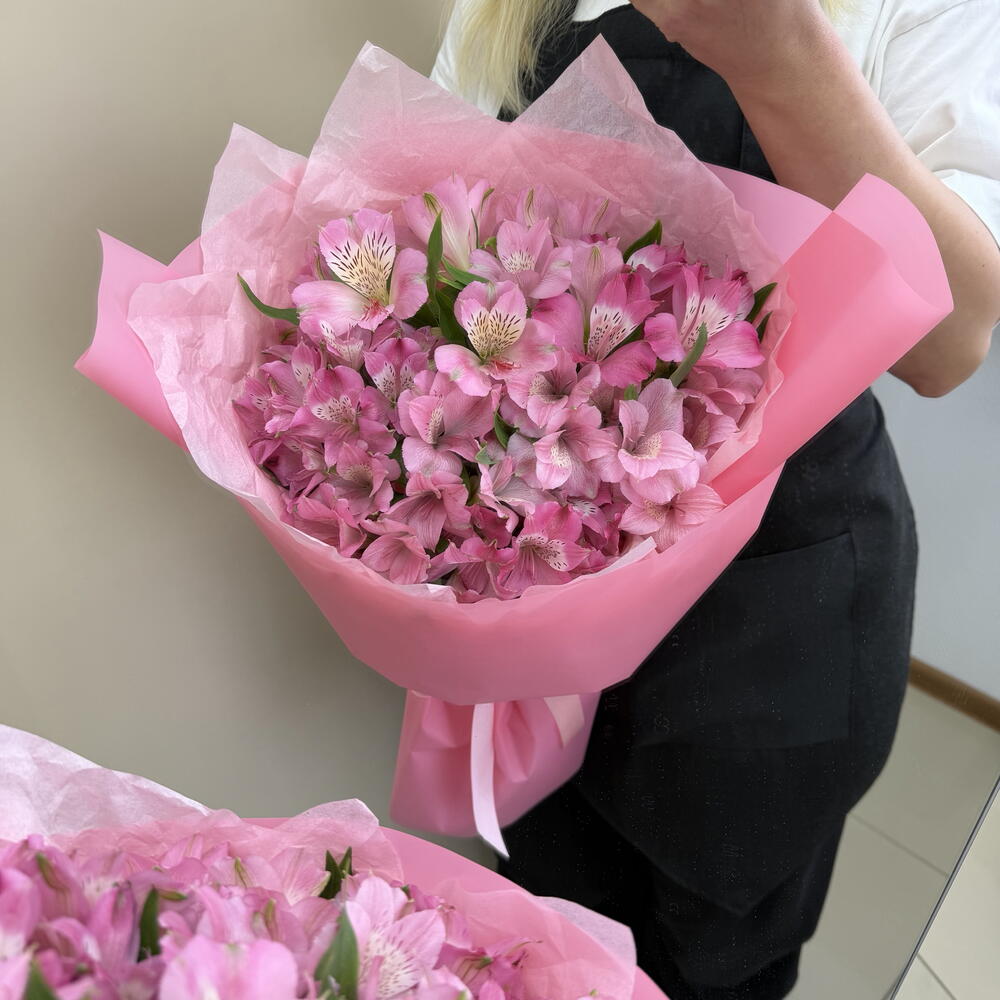 Букет-комплимент из розовых альстромерий 💐