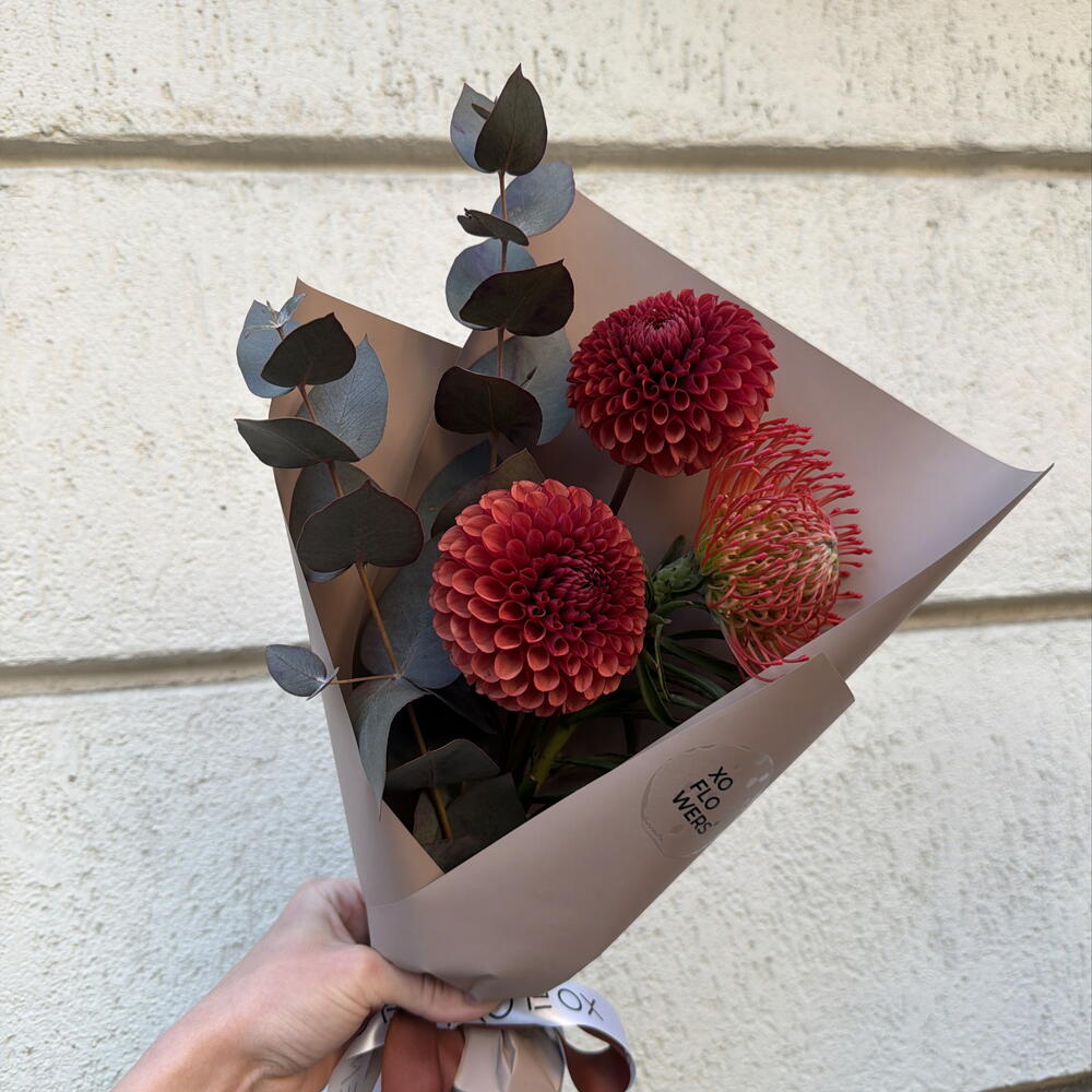 Букет-комплимент из георгин, африканского нутана и эвкалипта от XOFLOWERS