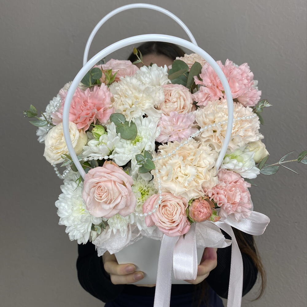 Пастельная мечта 💗Авторская композиция в сумочке из кустовых роз, хризантем и диантусов