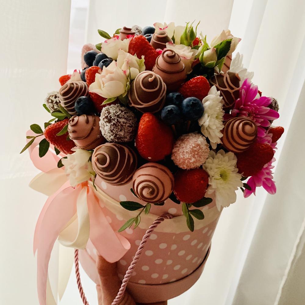 Fresas cubiertas de Chocolate en una Caja de Sombrero