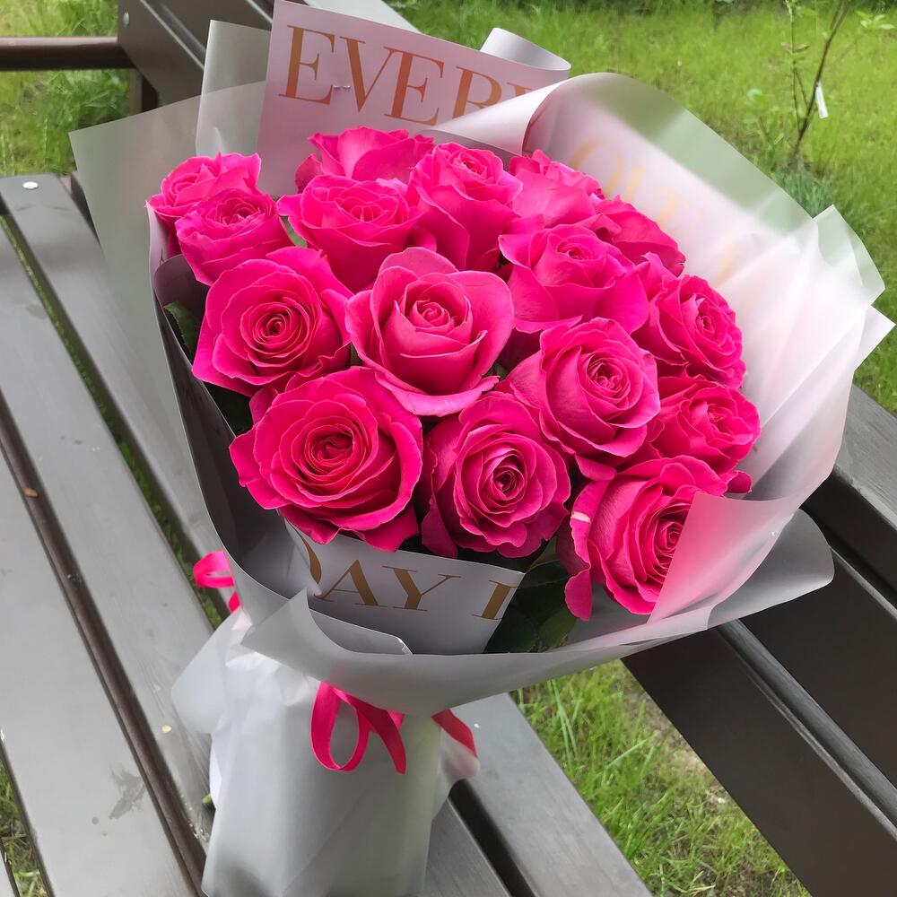 17 малиновых премиум роз в упаковке, Цветы и подарки в Архангельске, купитьпо цене 5650 RUB, Монобукеты в Charlotte с доставкой