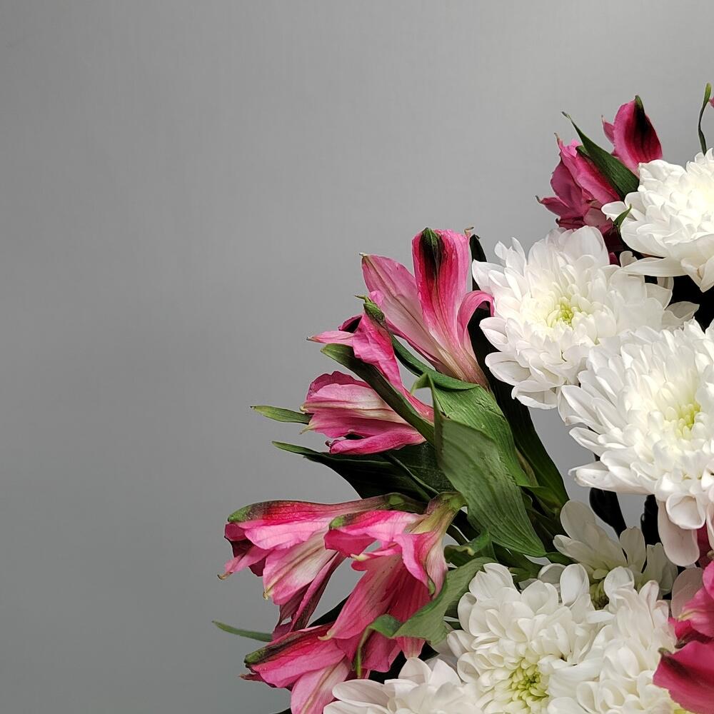 Букет из белых хризантем и альстромерии
