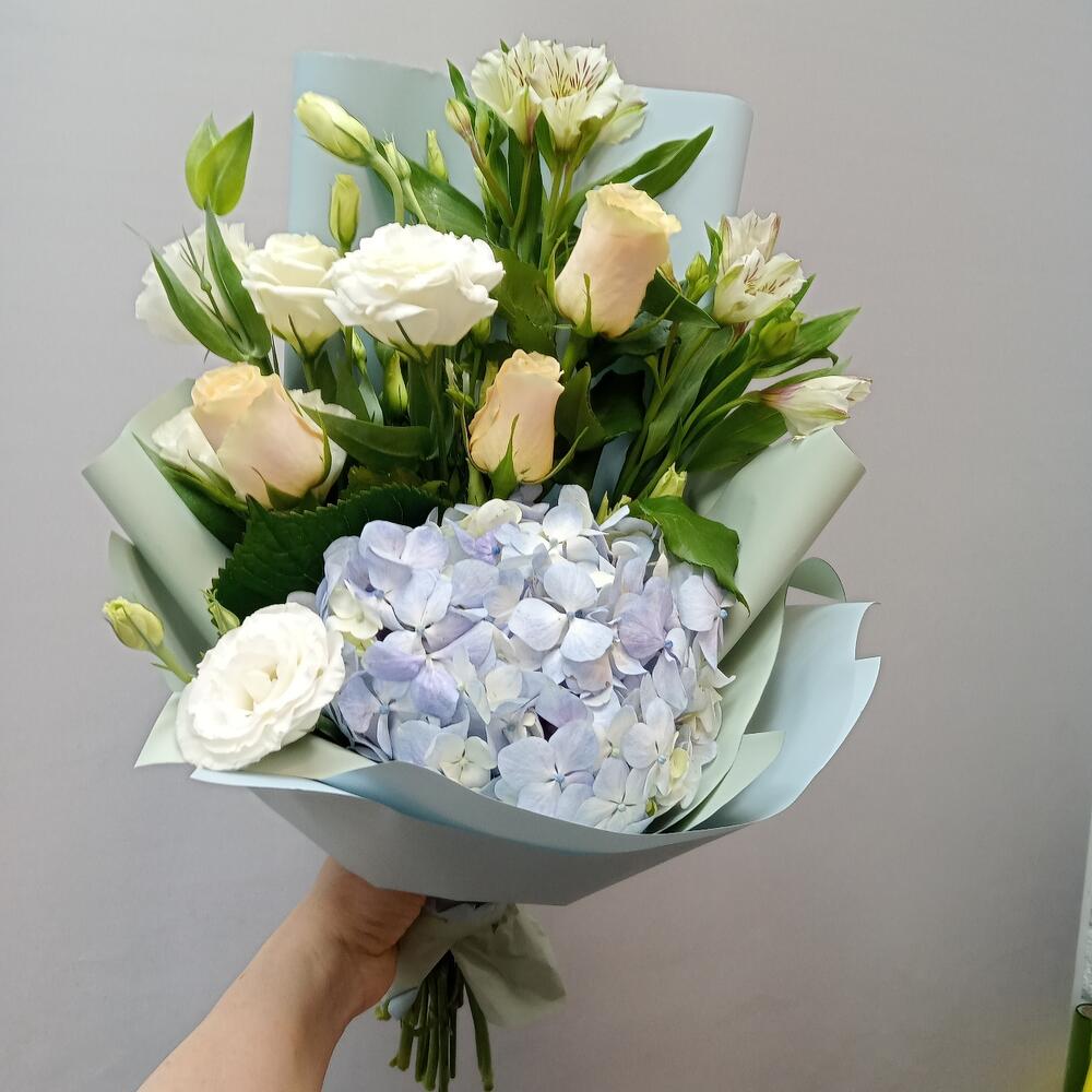 Hortensias y rosas