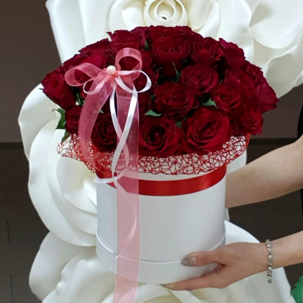 Розы в шляпной коробке