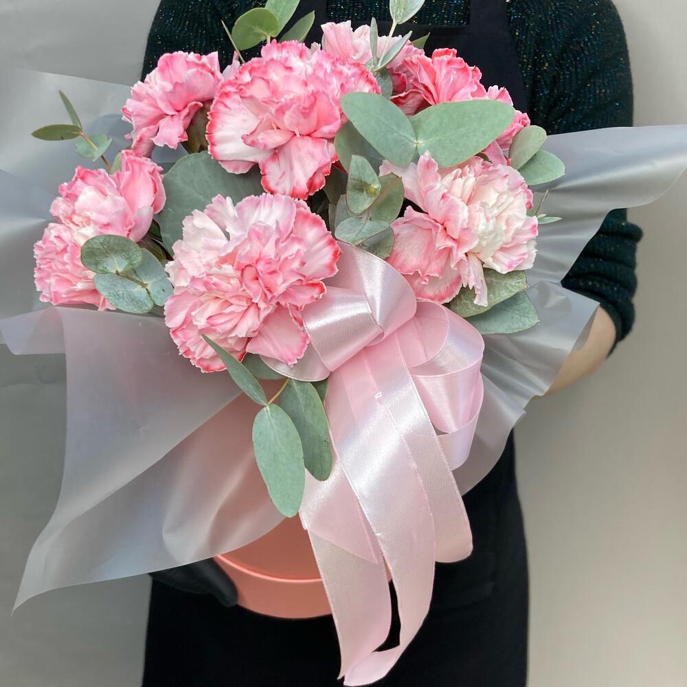 Букет из диантусов в шляпной коробки 🌸