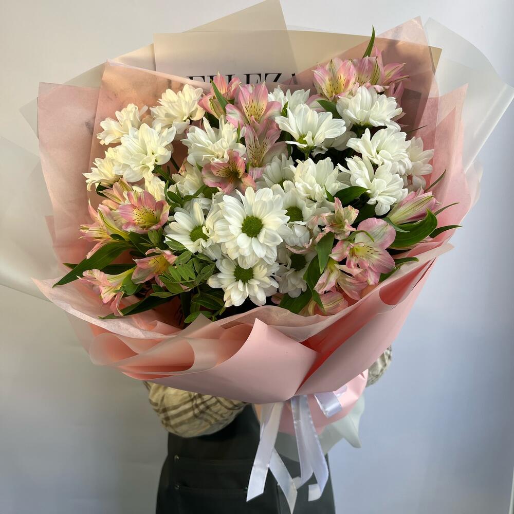 Классический букет с хризантемой и альстромерией