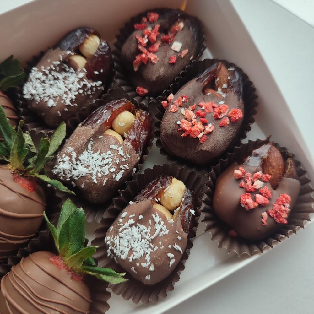Премиум набор из 6 клубничен и 6 фиников в шоколаде+ подарок от Vivienne Sabo — румяна MACARON