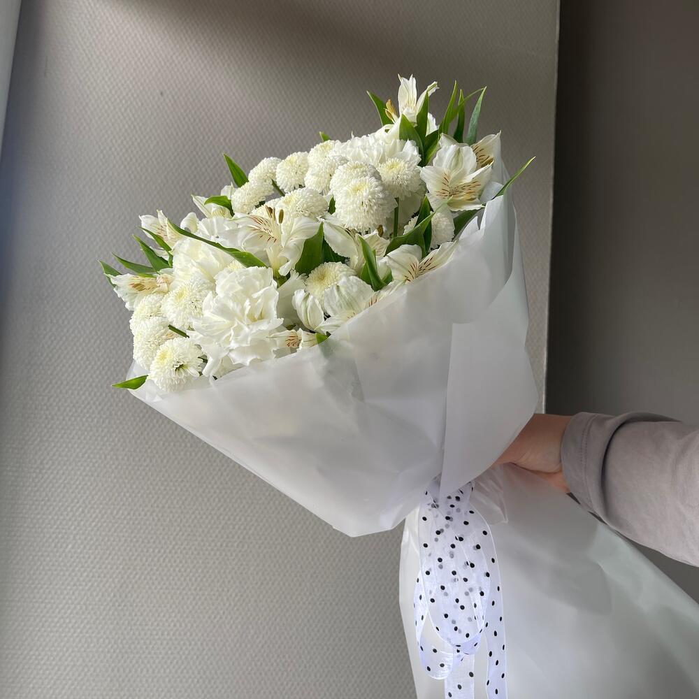 Авторский букет с диантусами, хризантемой и альстромерией