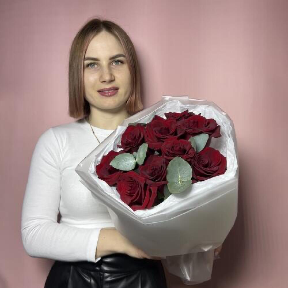 Бордовые розы с эвкалиптом