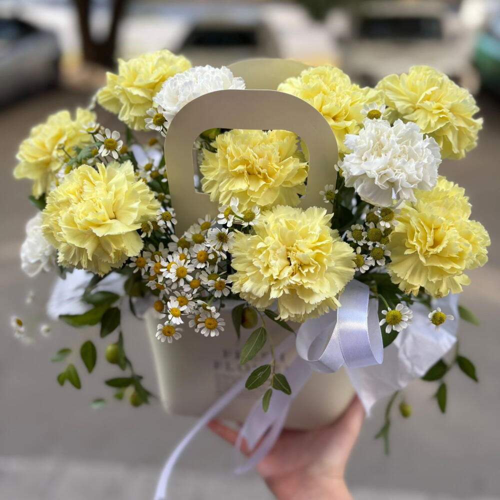 Нежная композиция из гвоздик и ромашек с оливковыми веточками