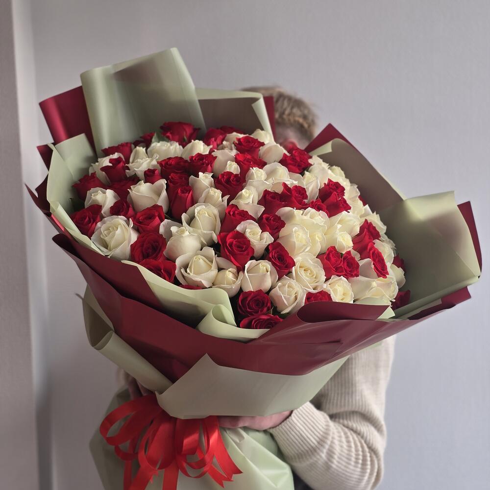 Монобукет из 101 красной и белой розы 🌹