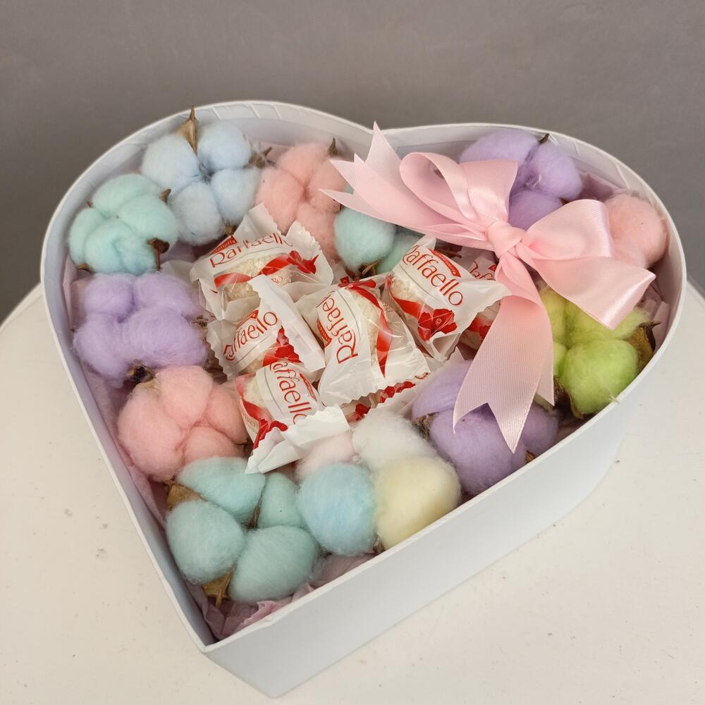 Композиция сердце ,хлопок(сухоцвет) с конфетами