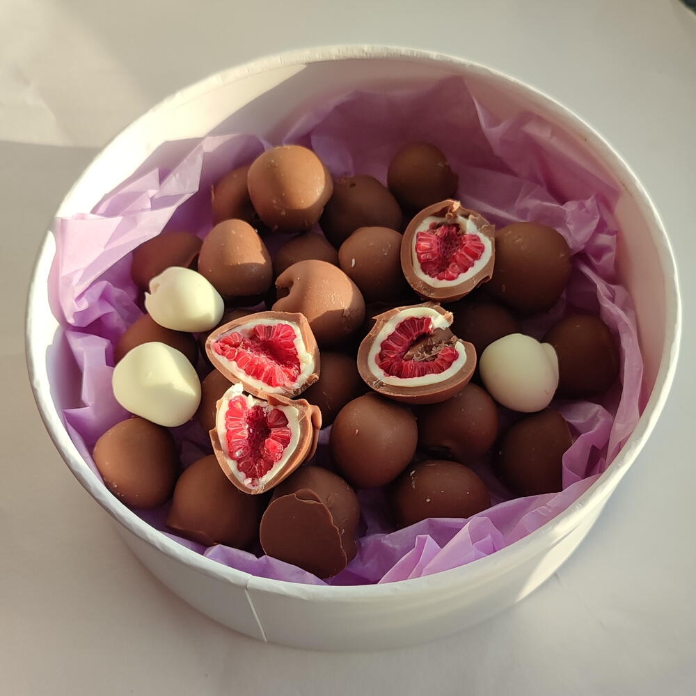 Большой набор малины в шоколаде, 330 гр+ подарок от Vivienne Sabo — румяна MACARON