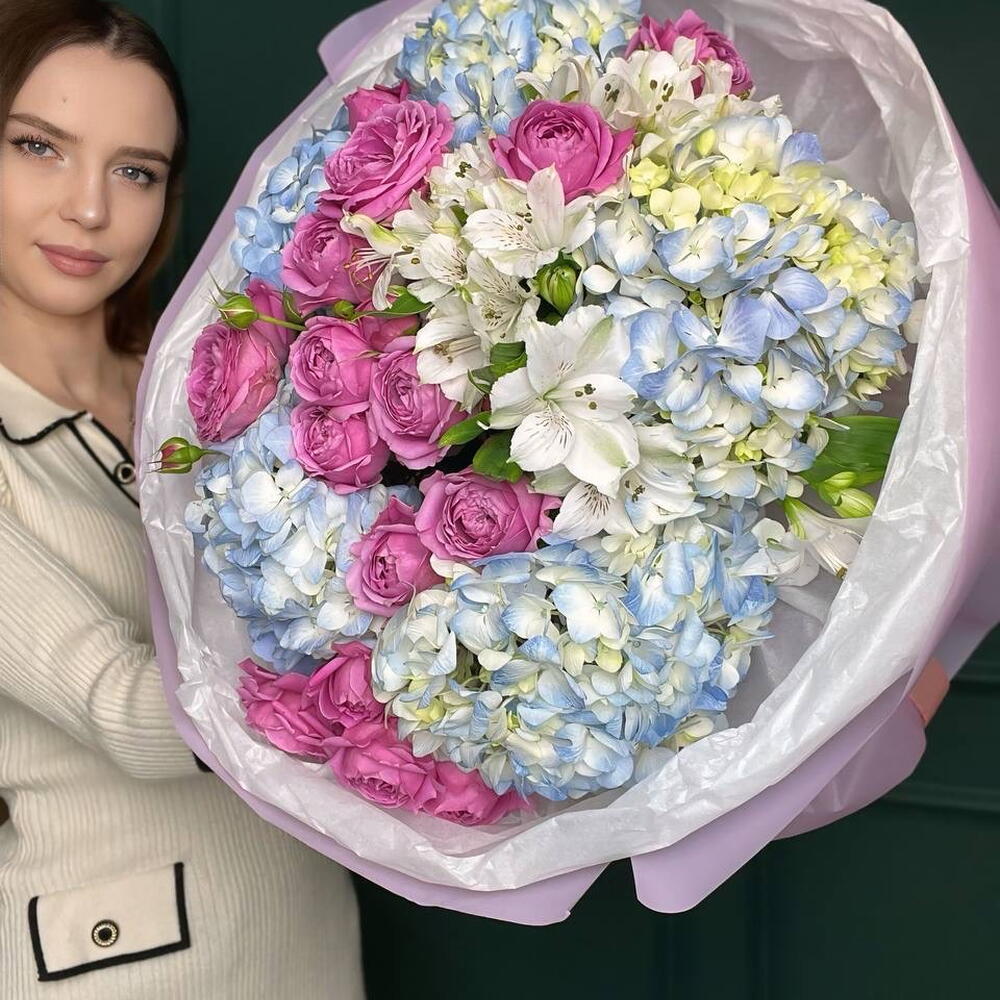 Авторский букет с гортензиями и кустовой розой 592