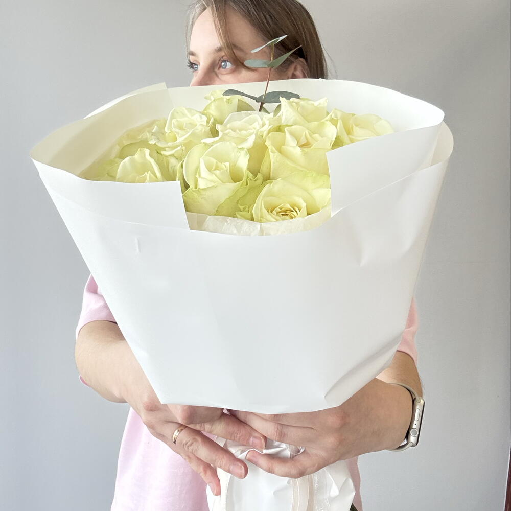 Букет из белых роз, эвкалипта