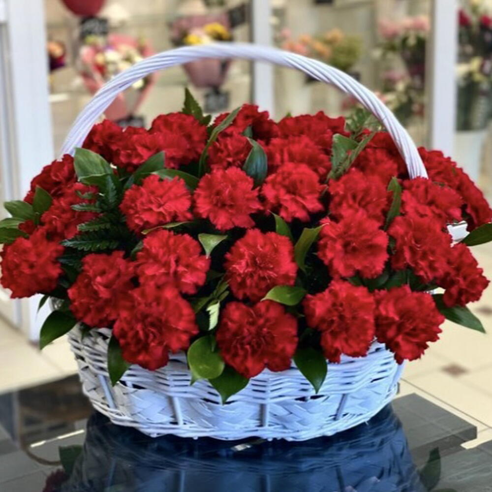 Корзина из 40 красных гвоздик и зелени