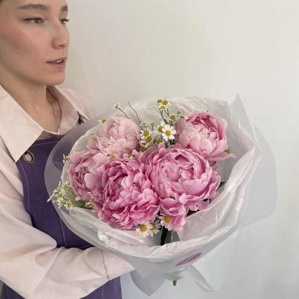 Букет с пионами и танацетумом