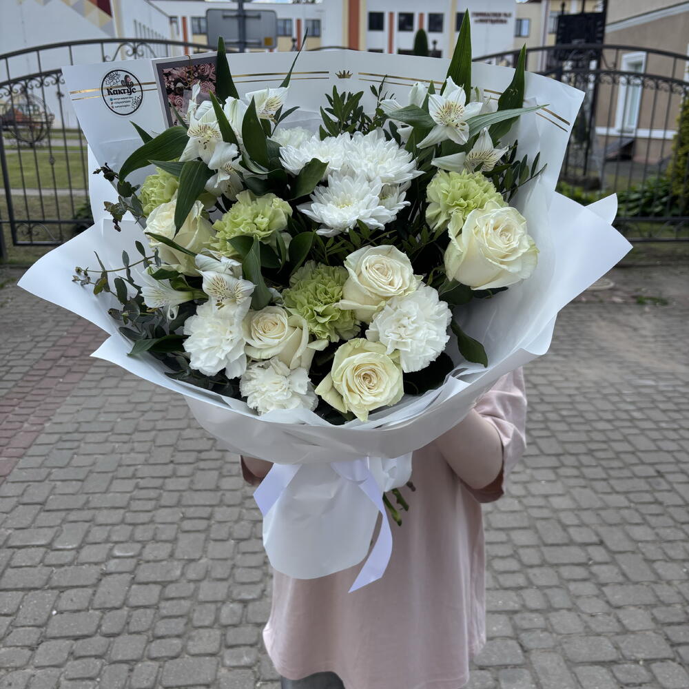 Букет «Модерн» из белых роз, хризантем, диантусов, альстромерий и эвкалипта1