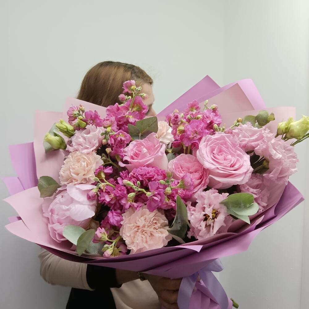 Букет маттиола, роза, диантус, эустома, эвкалипт