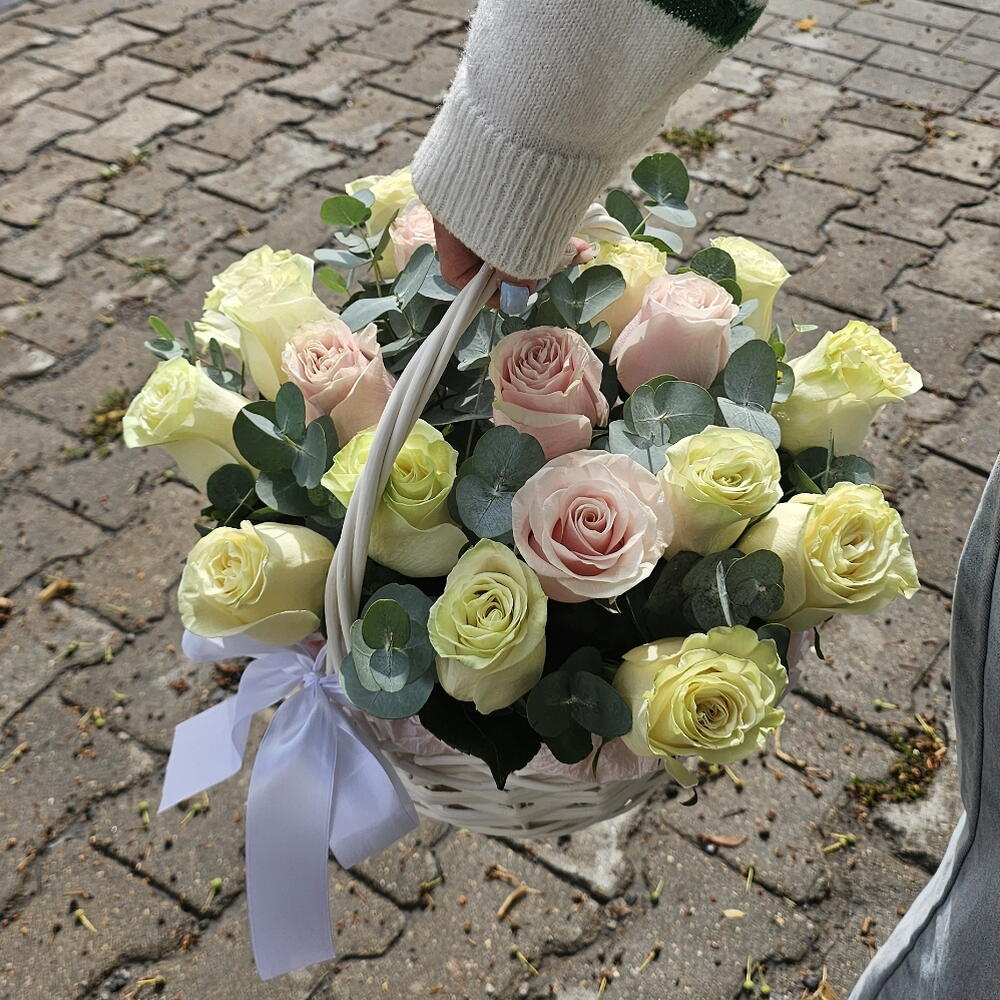 Корзина с розами и эвкалиптом
