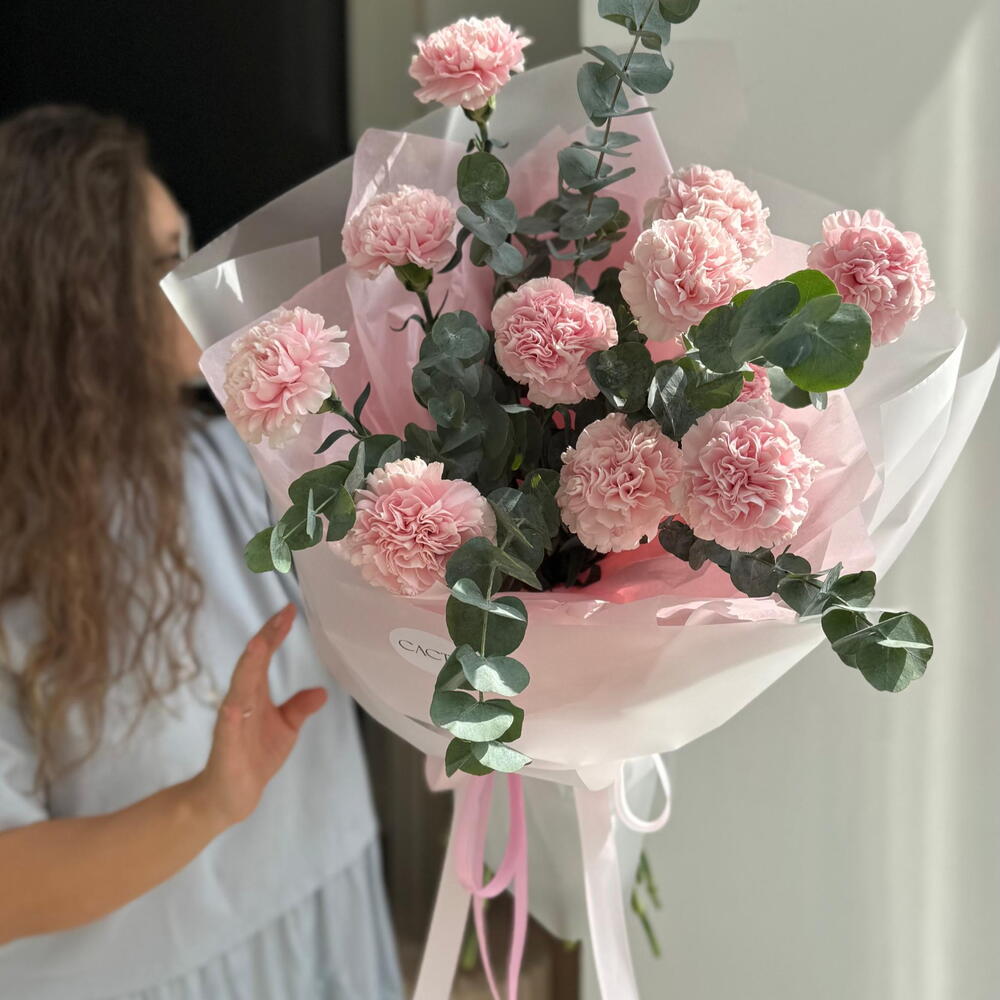 Long-lasting bouquet with dianthus and eucalyptus