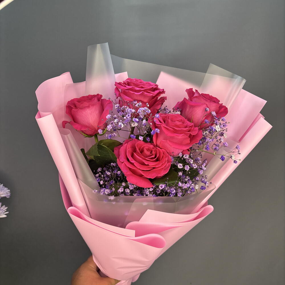 Букет ароматных малиновых роз с эвкалиптом🌸🩷🩷🩷🌸