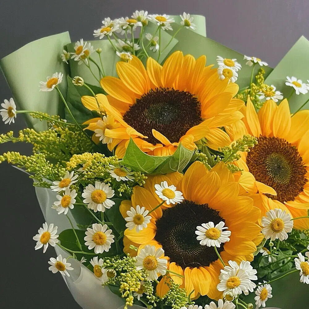🌻Минималистичный букет из подсолнухов и ромашек 008