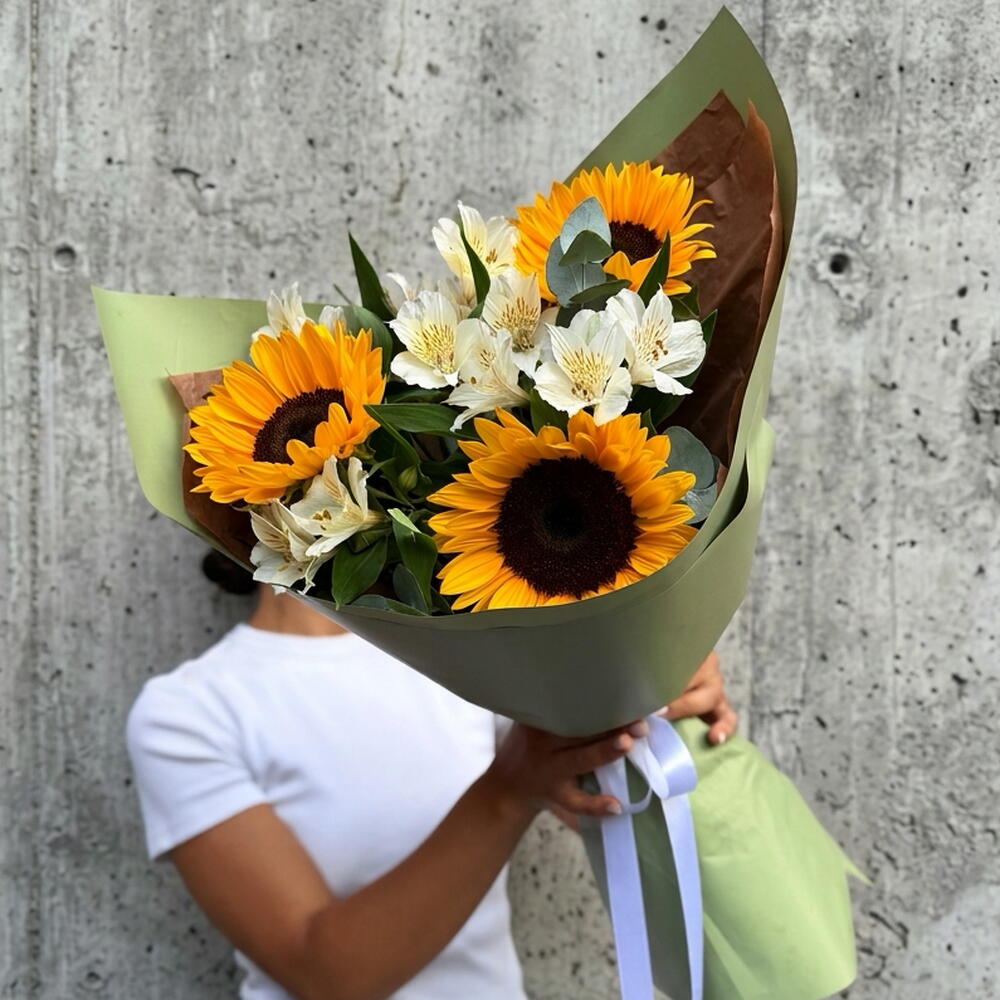 Букет радости🌻 "солнечная улыбка" в составе подсолнухи, эустома и эвкалипт CINEREA 🌿