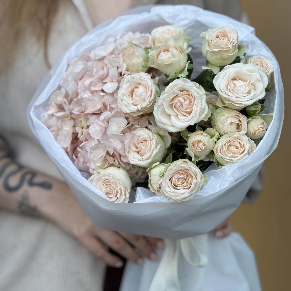 Букет-комплимент из гортензии и кустовых роз 🌸