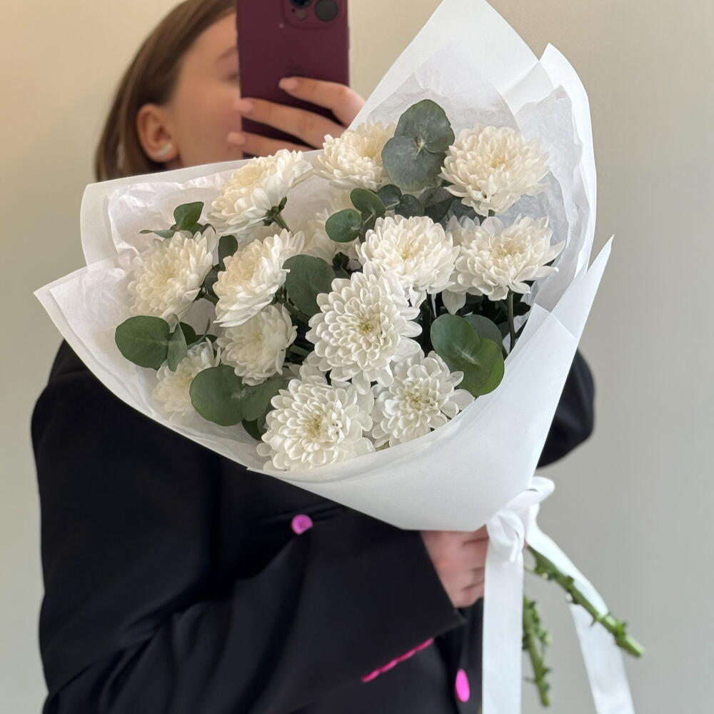 Стильный букет-комплимент из стойких кустовых хризантем с веточками эвкалипта