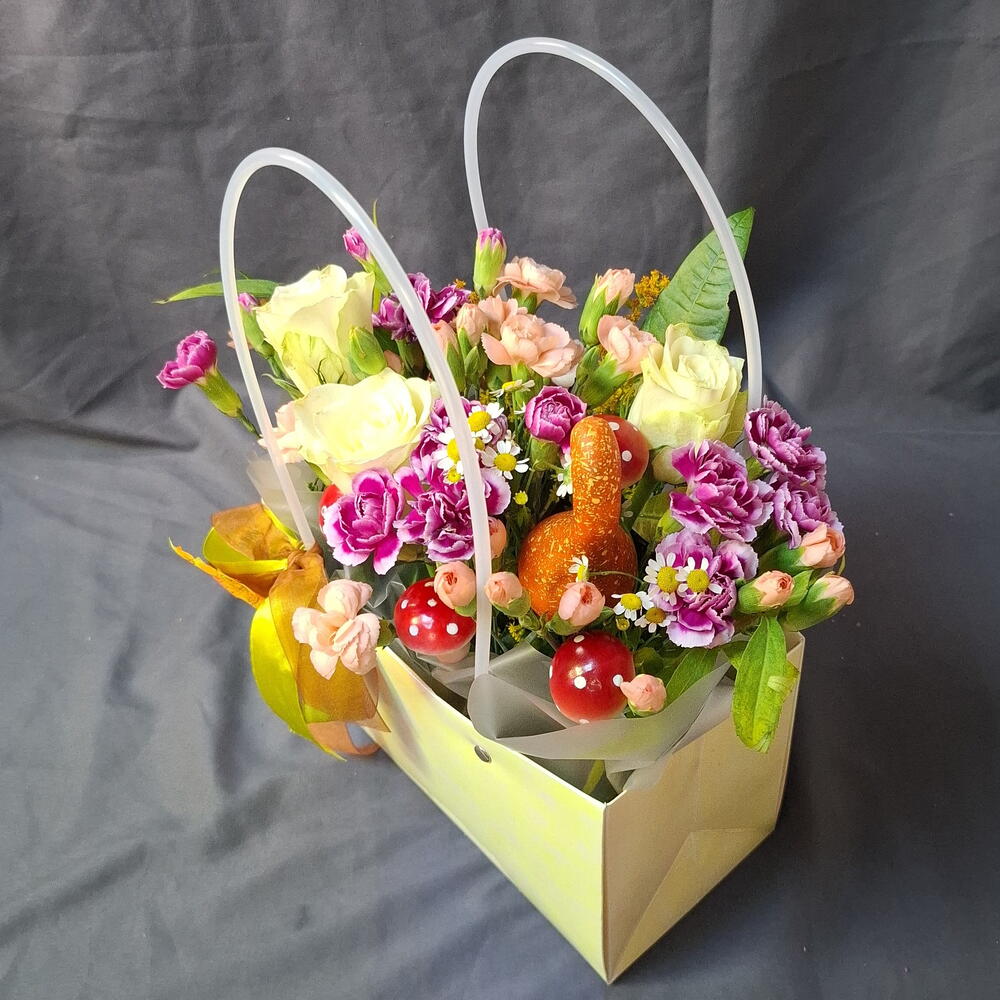 Сумка с розами и диантусом 💐