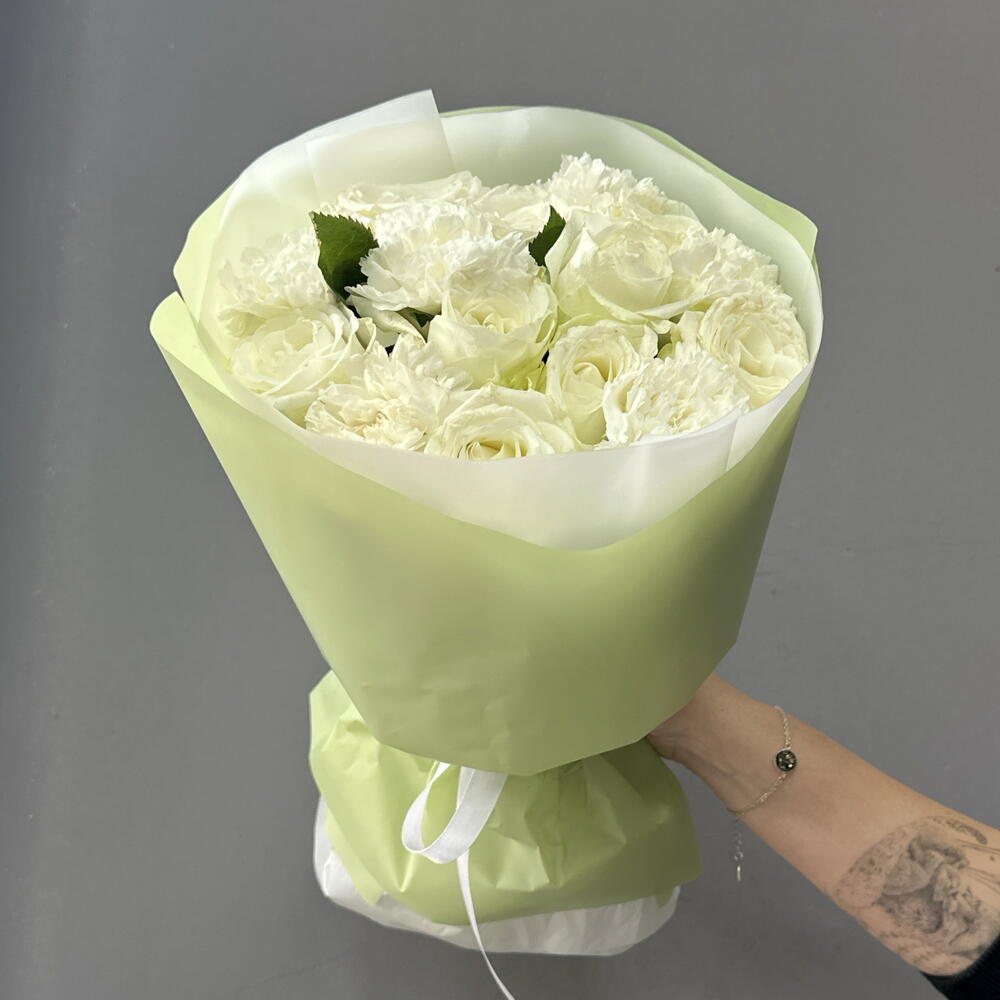 Белые розы с диантусом