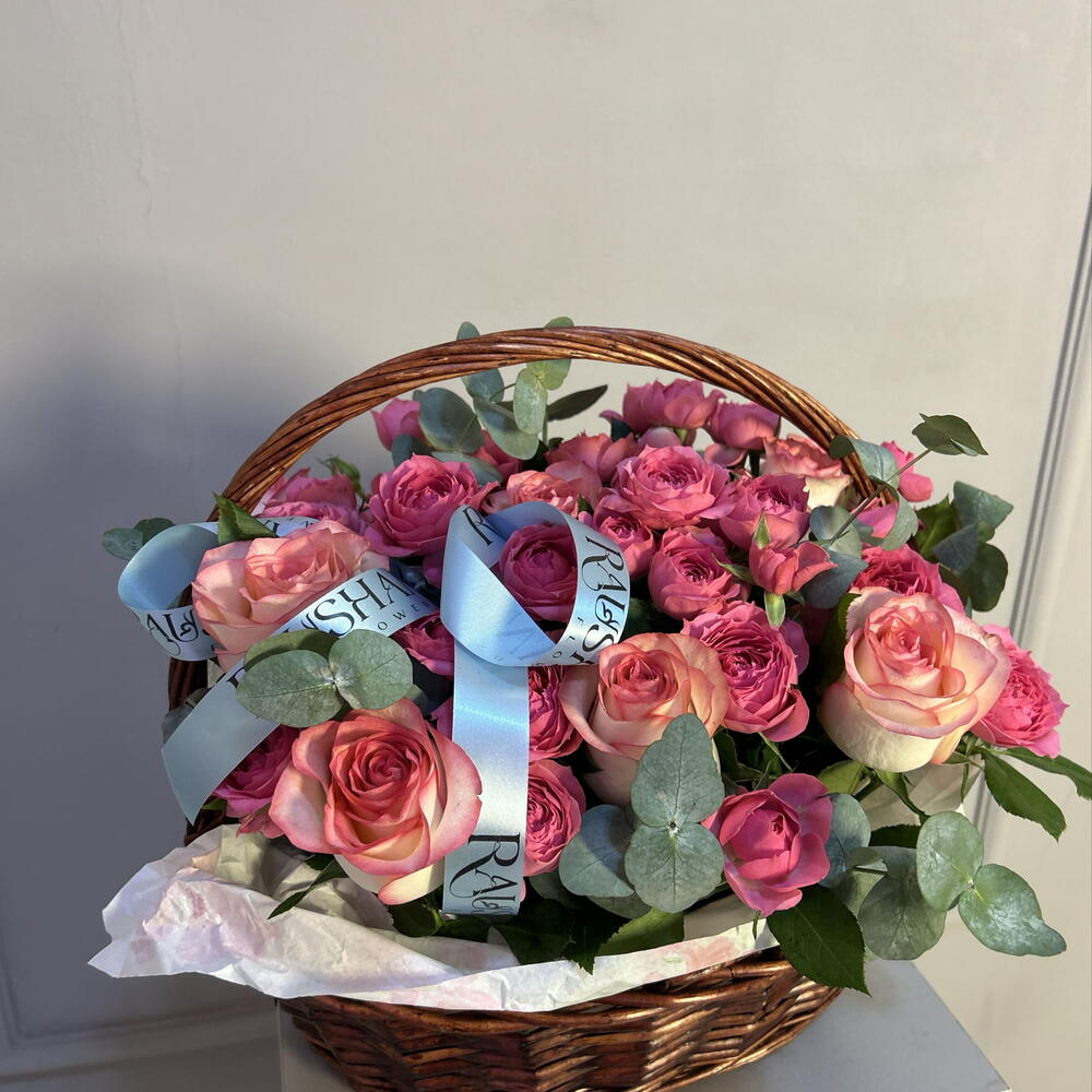 Шикарная корзина из микса роз