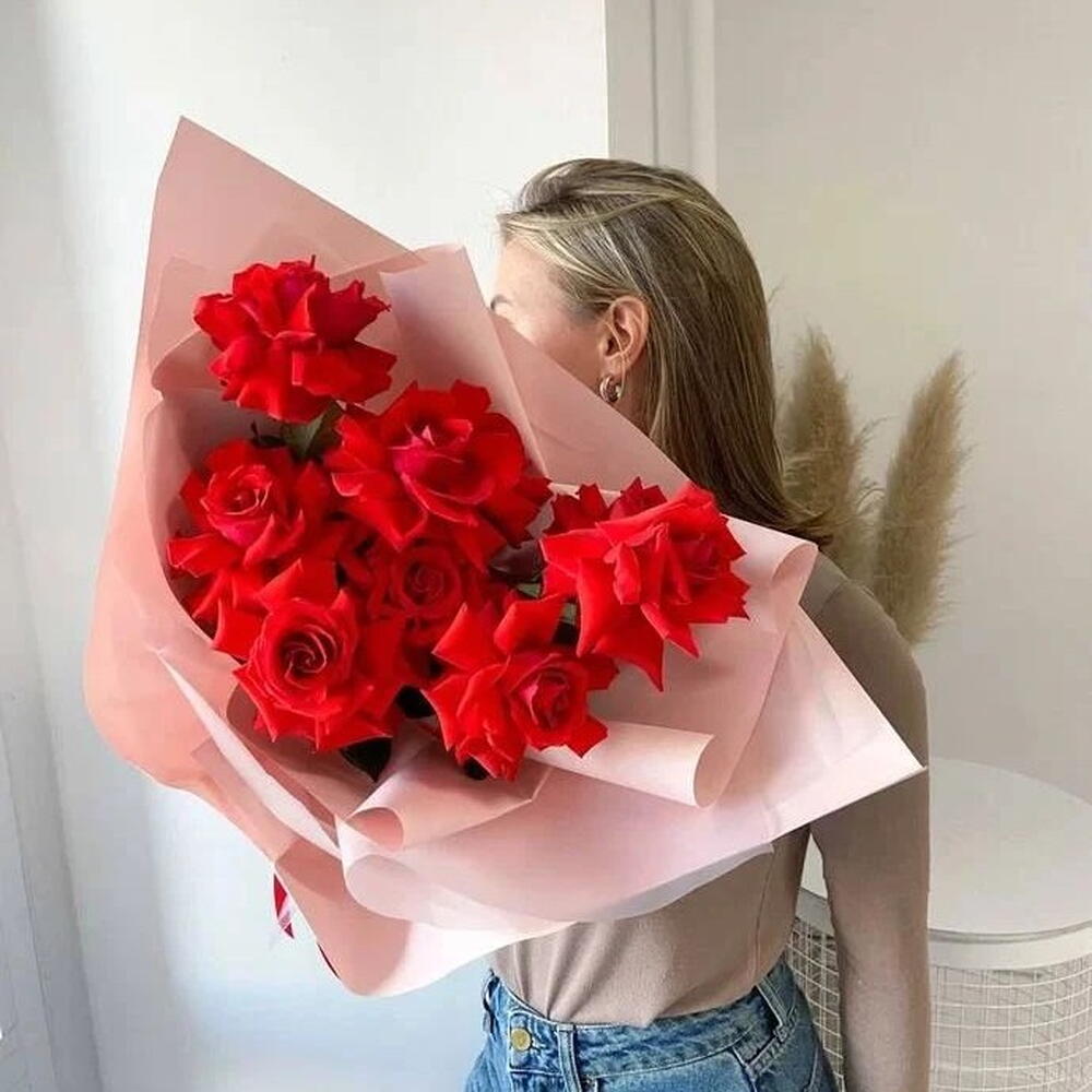 Букет алых роз