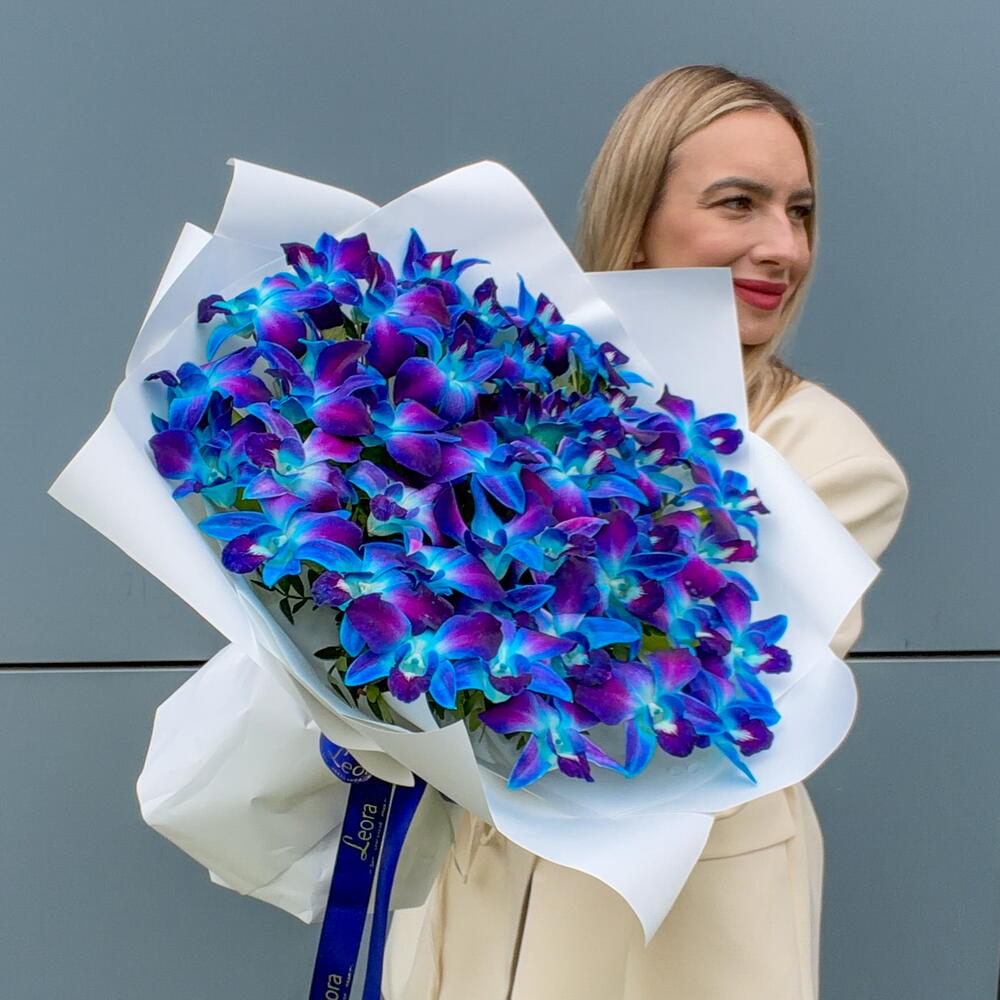 Букет Космос в белом из орхидей. Монобукет 116 Leoraflowers