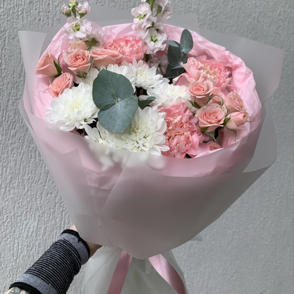 Сборный Букет: Маттиола, Кустовые Розы, Хризантема и Диантусы 🦋
